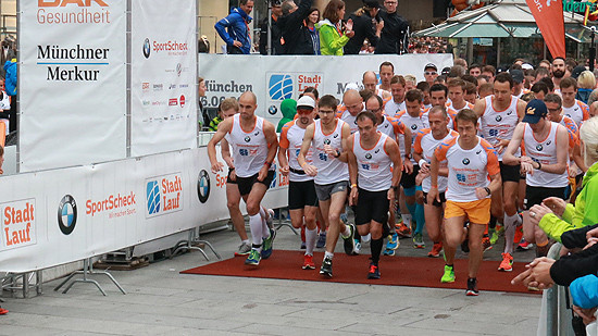 Start Halbmarathon beim Stadtlauf München 2016 um 8.00 Uhr - 1. Gruppe (©Foto: Martin Schmitz)
